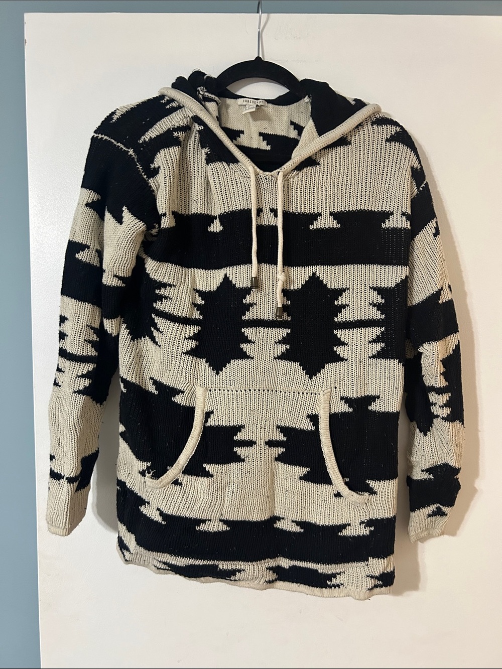 Forever 21 Women’s Black and Cream Geometric Hooded Sweater